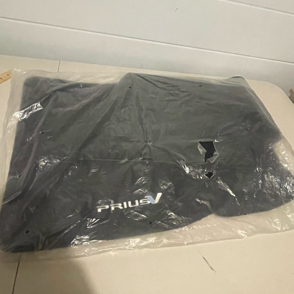 Factory sealed TOYOTA 2012-2017 PRIUS V BLACK CARPET FLOOR MATS PT208-47130-20